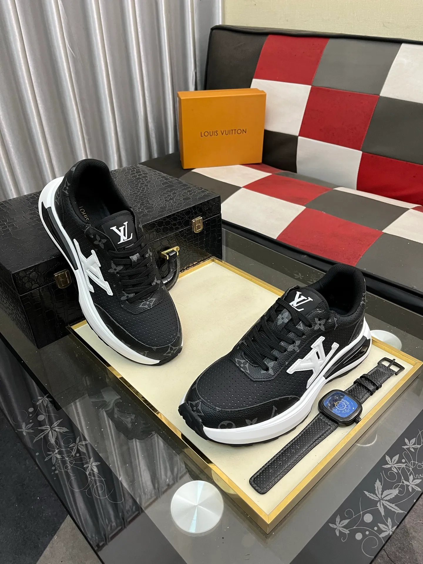 Men's shoes 💰458⌚️⌚️【LOUlS VUlTTON】Louis Vuitton ~ unique and casual style. LV counter purchasing 🏃casual shoes😍😍 Men's 2022 counters are on sale simultaneously, Italian imported brands select first-layer Italian cowhide. 🐑Sheepskin lining (refuses to discolor and rub feet) Sole: Original sole specially provided by the original factory 🎬Better in kind Size number: 38-443️⃣Colors available